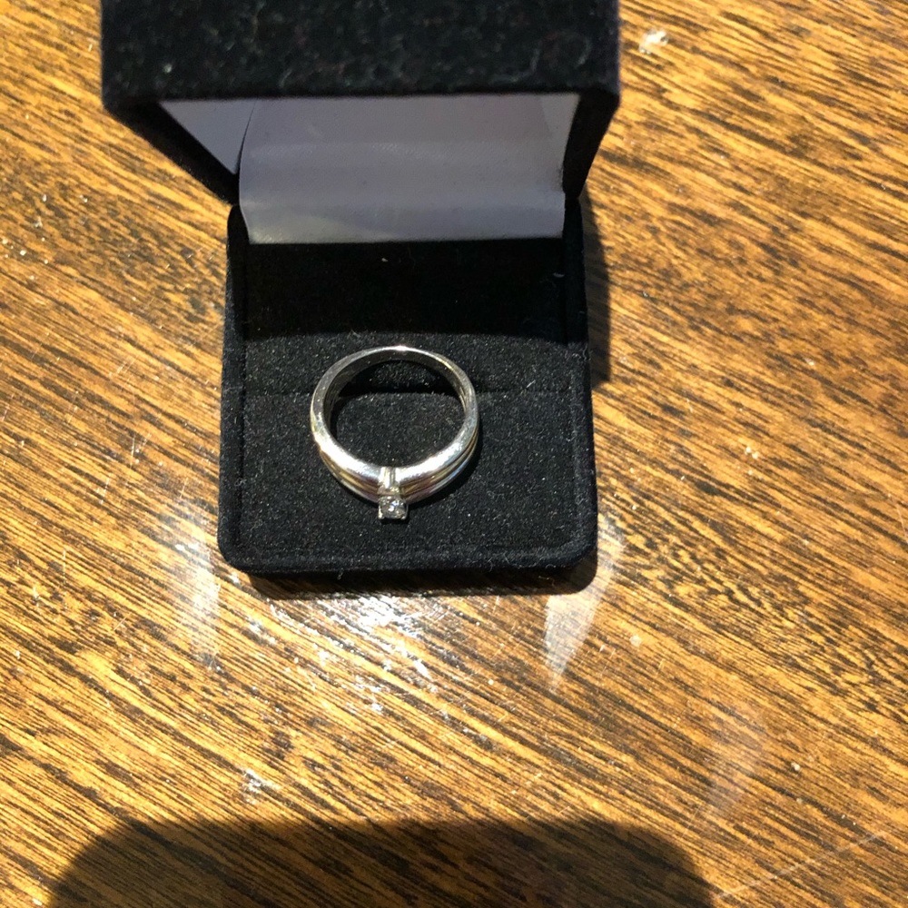 3 stone diamond ring - Picture 2 of 3